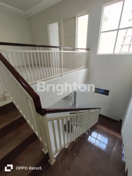 image GAYUNGSARI MINIMALIS 2 LANTAI SIAP HUNI DINGIN HADAP SELATAN, DEKAT KE RAYA A. YANI DAN TOL WARU   (4)