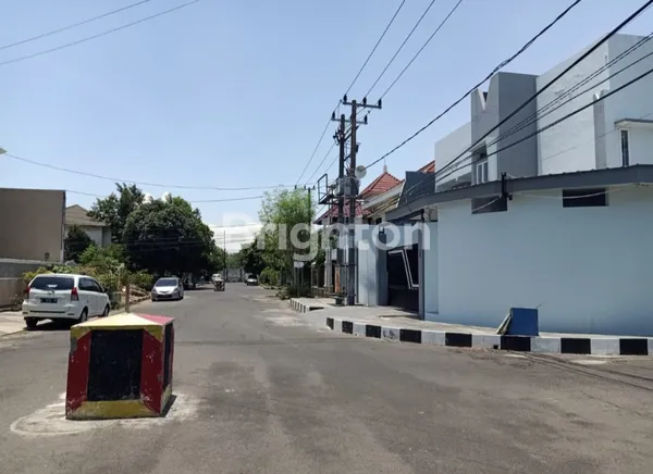 image RUMAH NGINDEN INTAN HOOK BAGUS BERSIH TERAWAT SIAP HUNI, ROW JALAN LEBAR, BUTUH CEPAT LAKU  (3)