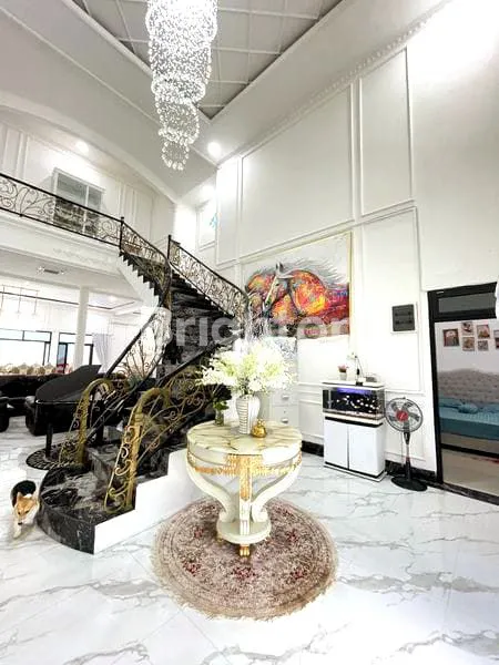 image HIDDEN GEM RUMAH MEWAH 2 LANTAI DENGAN SWIMMING POOL DI SERPONG UTARA (1)