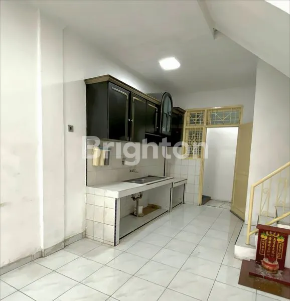 image RUMAH KOMPLEK JL. MANDALA. INTI KOTA. BARU RENOVASI LANTAI 2 & ATAS. HANYA 700 METER DARI JL. WAHIDIN. DEKAT KE SEKOLAH SUTOMO 1 (3)