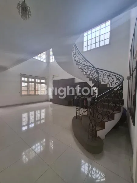image RUMAH MEWAH DENGAN KOLAM RENANG DI CLUSTER MONACO , KOTA WISATA KT 4 +1 (7)