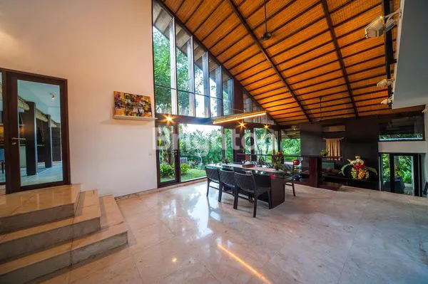 image BEAUTIFUL VILLA IN SUKAWATI (8)