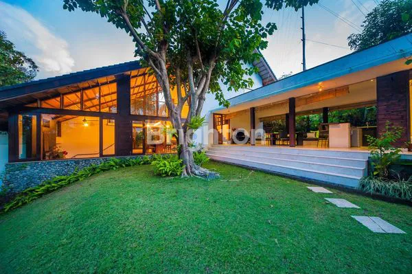 image BEAUTIFUL VILLA IN SUKAWATI (2)