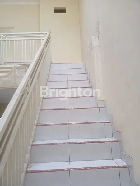 image DIKONTRAKAN RUMAH KALIBOKOR SURABAYA RUMAH 2 LANTAI DENGAN CAT BERWANA PUTIH SEGER JAPRI SAYA UNTUK DI SURVEY (1)