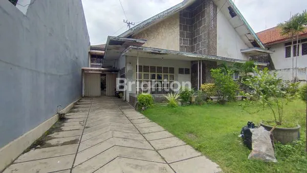 HANYA 24,7JT/M2 HITUNG TANAH STRATEGIS RUMAH PUSAT KOTA CEMPAKA DEKAT TUNJUNGAN PLAZA, BANYAK KAFE DAN RESTO, ADA SEKOLAH DAN BEBERAPA TEMPAT IBADAH, PERKANTORAN, BANK, COCOK USAHA, CAFE, RESTO, DEKAT KOMBES M DURYAT BASUKI RAHMAT