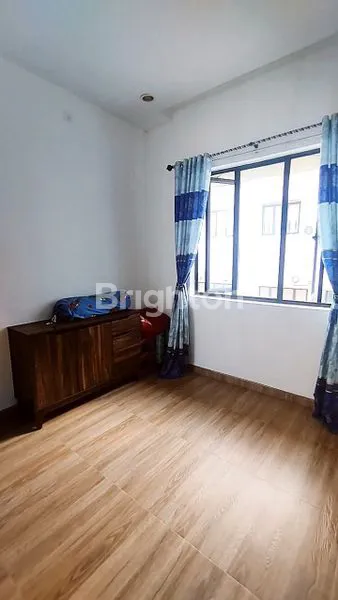 image RUMAH MEWAH 3 LANTAI, DESAIN ELEGAN DAN MODERN, SIAP HUNI, BERSIH. 3 KAMAR TIDUR, 3 KAMAR MANDI, DITENGAH KOTA BATAM, DI SEBERANG K-SQUARE MALL - BATAM CENTER (8)