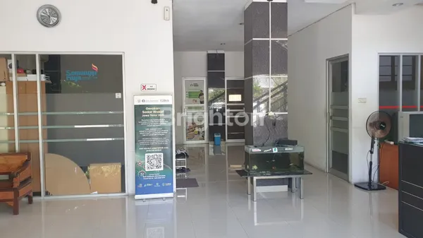 image DISEWAKAN GEDUNG PERKANTORAN TIGA LANTAI DI RAYA A. YANI (2)