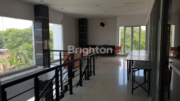 image DISEWAKAN GEDUNG PERKANTORAN TIGA LANTAI DI RAYA A. YANI (3)