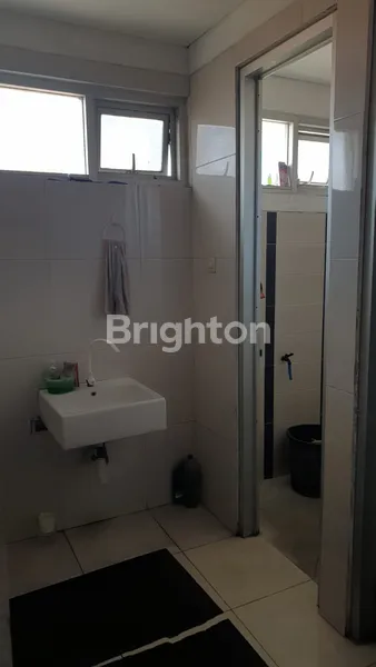 image DISEWAKAN GEDUNG PERKANTORAN TIGA LANTAI DI RAYA A. YANI (5)