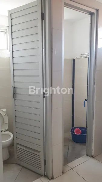 image DISEWAKAN GEDUNG PERKANTORAN TIGA LANTAI DI RAYA A. YANI (6)