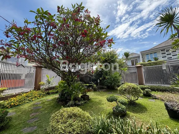 image RUMAH 2,5 LANTAI SIAP HUNI. LANGSUNG MASUK DAN TINGGAL SAJA HOOK, TAMAN LUAS DAN INDAH. ADA KOLAM IKAN. BISA BERKEBUN (1)