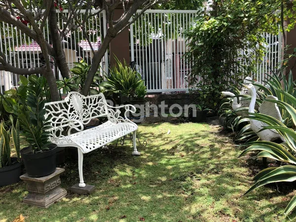 image RUMAH 2,5 LANTAI SIAP HUNI. LANGSUNG MASUK DAN TINGGAL SAJA HOOK, TAMAN LUAS DAN INDAH. ADA KOLAM IKAN. BISA BERKEBUN (3)