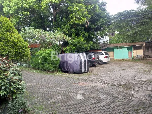 image RUMAH DENGAN DESIGN CLASIK DENGAN HALAMAN LUAS DAERAH LEBAK BULUS, JAKARTA SELATAN (6)