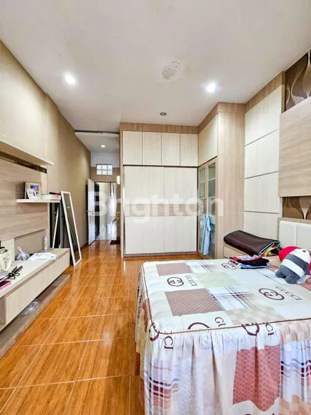 image RUKO CANTIK 3,5 TINGKAT SIAP HUNI BAGUS TERAWAT DI INTI KOTA MEDAN DENGAN LETAK STRATEGIS, COCOK UNTUK TINGGAL DAN BUKA USAHA, ADA AREA PARKIR LUAS DI JL BAMBU 2 MEDAN (5)