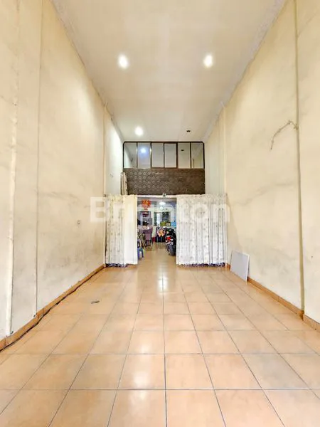 image RUKO CANTIK 3,5 TINGKAT SIAP HUNI BAGUS TERAWAT DI INTI KOTA MEDAN DENGAN LETAK STRATEGIS, COCOK UNTUK TINGGAL DAN BUKA USAHA, ADA AREA PARKIR LUAS DI JL BAMBU 2 MEDAN (2)