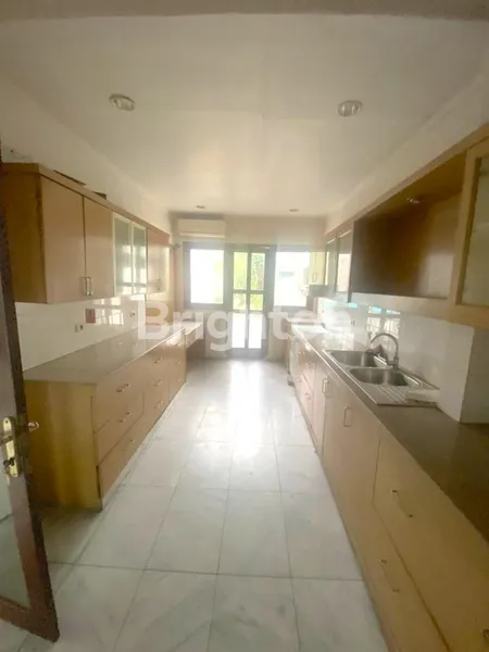 image RUMAH LUAS DENGAN SWIMMING POOL DI CIPETE JAKSEL, DEKAT KE PONDOK INDAH DAN MRT HAJI NAWI (4)