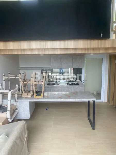 image RUMAH FULL FURNISHED 3 LANTAI DIPERBATASAN BSD DAN GADING SERPONG (2)