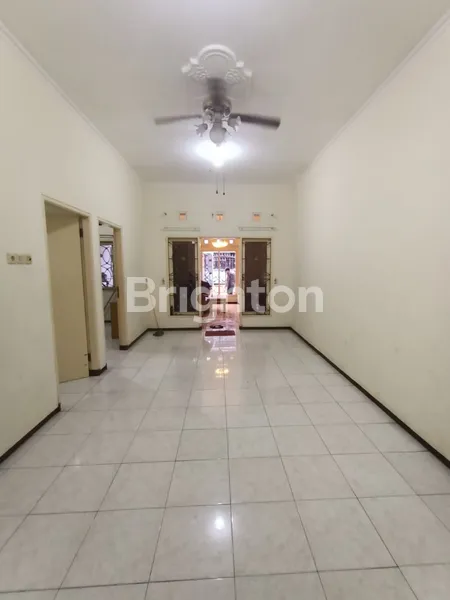 image RUMAH SECOND TERAWAT LOKASI STRATEGIS LEBAK REJO DEKAT PUSAT KOTA SURABAYA SURAMADU KENJERAN BRONGGALAN KALIJUDAN MERR PAKUWON CITY GALAXYMALL (2)