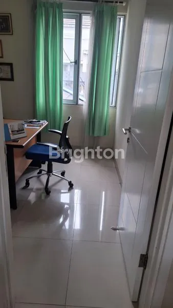 image DIJUAL RUMAH LUAS 2 LANTAI DI GREENWICH PARK LOKASI NEMPEL BSD DAN GADING SERPONG (7)