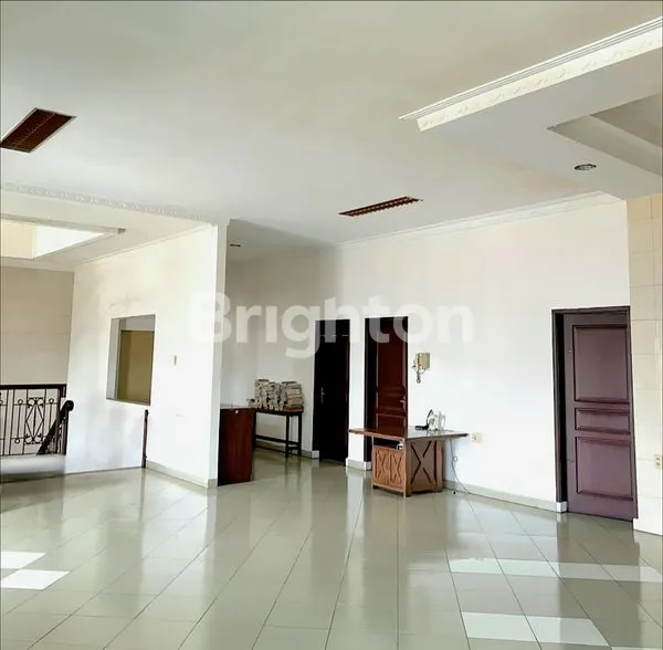 image RUMAH LUAS MODERN LOOK JL. GANDHI. INTI KOTA. HARGA BAGUS, UNDER MARKET. LEBAR 14 METER. 3 MENIT KE THAMRIN PLAZA (6)