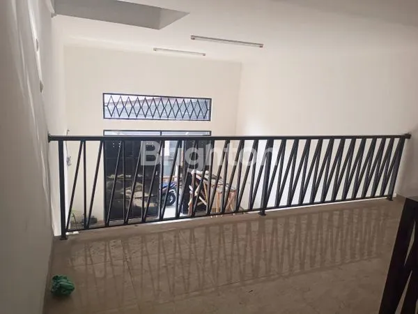 image RUMAH 4,5 LANTAI STRATEGIS DI JEMBATAN BESI (5)