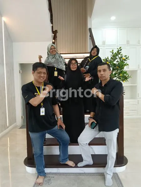 image RUMAH MEWAH 3 LANTAI FULLY FURNISHED + KOLAM RENANG (2)