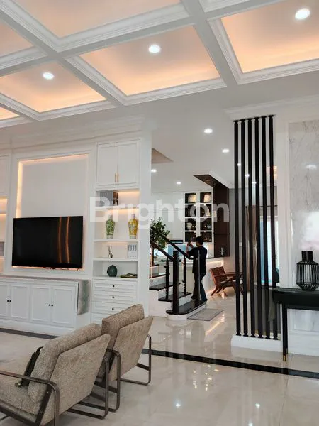 image RUMAH MEWAH 3 LANTAI FULLY FURNISHED + KOLAM RENANG (5)