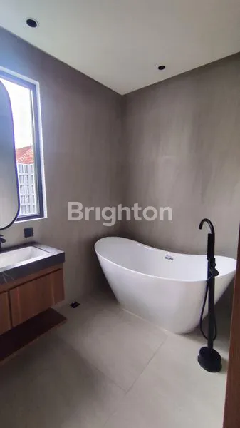 image RUMAH BARU 3 LANTAI DI RENON ,TUKAD BADUNG\\N\\NSPEK : (4)