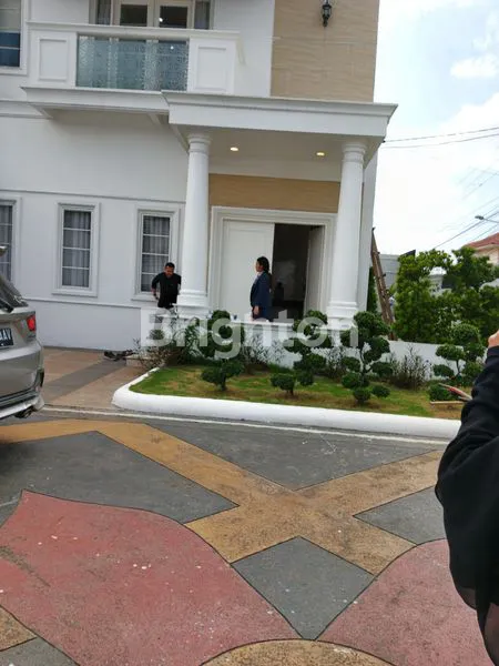 image RUMAH MEWAH 3 LANTAI FULLY FURNISHED + KOLAM RENANG (1)