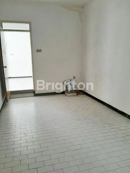 image SEWA RUMAH 4 KAMAR, LT 300M² DEKAT SUKOMANUNGGAL (3)