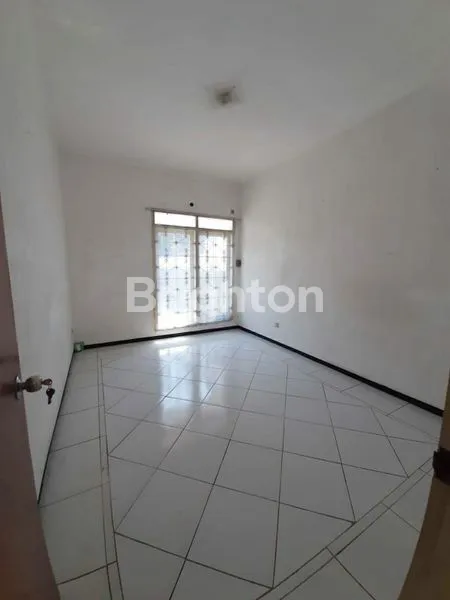 image SEWA RUMAH 4 KAMAR, LT 300M² DEKAT SUKOMANUNGGAL (8)