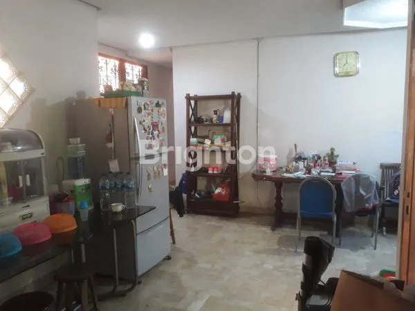 image RUMAH STRATEGIS DEKAT TUNJUNGAN PLAZA (3)