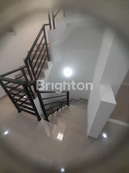 image RUMAH 3 LANTAI SHM DI JELAMBAR, STRATEGIS (2)