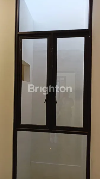 image RUMAH MEWAH NEW GRESS 2 LANTAI DI RUNGKUT MAPAN SURABAYA (7)