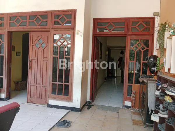 image RUMAH 1,5 LANTAI GRIYA KEBRAON SELATAN LOKASI STRATEGIS (3)