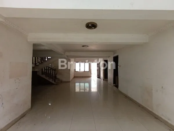 image RUMAH 2 LANTAI HITUNG TANAH STRATEGIS JALAN ROW 2 MOBIL DI TAMAN RATU JAKARTA BARAT (8)