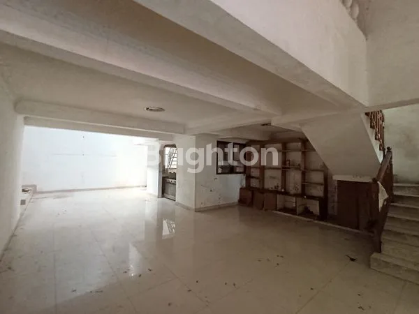 image RUMAH 2 LANTAI HITUNG TANAH STRATEGIS JALAN ROW 2 MOBIL DI TAMAN RATU JAKARTA BARAT (7)