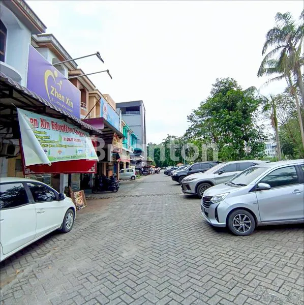 image DI SEWAKAN. RUKO KOMPLEK CEMARA ASRI. JL. BOULEVARD TIMUR. SEDERETAN & DEKAT DENGAN FOUNTAIN ICE CREAM, GOOD LUCK SEAFOOD & BUNDARAN CEMARA ASRI (2)
