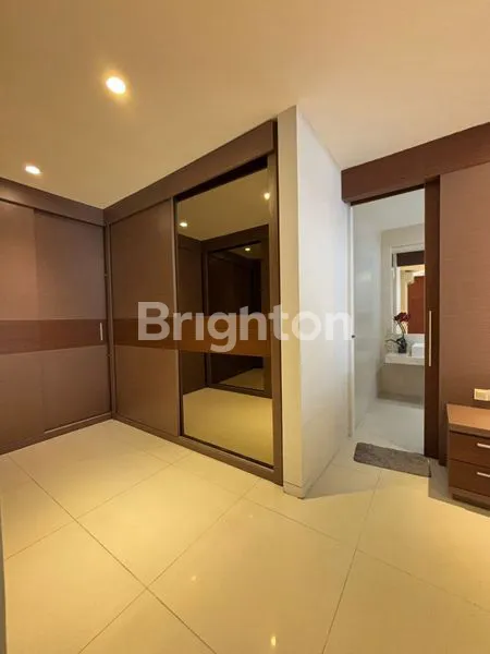 image RUMAH MEWAH LOKASI STRATEGIS DI DALAM KOMPLEKS PERUMAHAN CITRALAND SURABAYA BARAT SEMI FURNISHED KEAMANAN 24 JAM DEKAT GWALK, TELAGA (1)