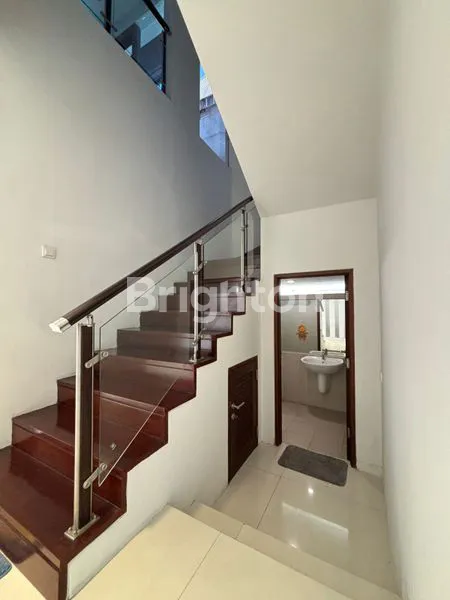image RUMAH MEWAH LOKASI STRATEGIS DI DALAM KOMPLEKS PERUMAHAN CITRALAND SURABAYA BARAT SEMI FURNISHED KEAMANAN 24 JAM DEKAT GWALK, TELAGA (4)