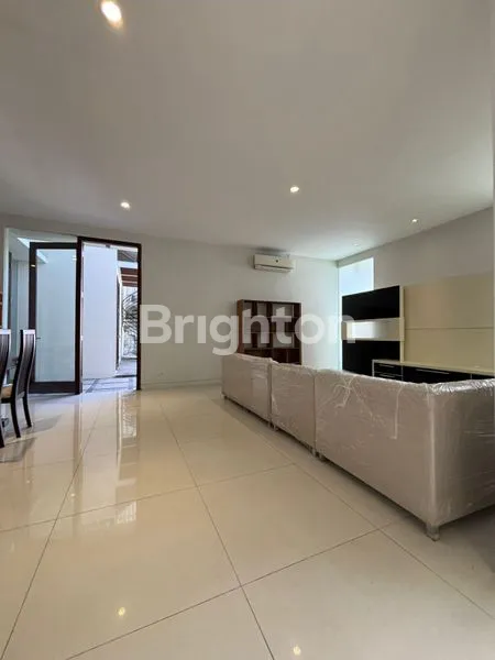 image RUMAH MEWAH LOKASI STRATEGIS DI DALAM KOMPLEKS PERUMAHAN CITRALAND SURABAYA BARAT SEMI FURNISHED KEAMANAN 24 JAM DEKAT GWALK, TELAGA (5)