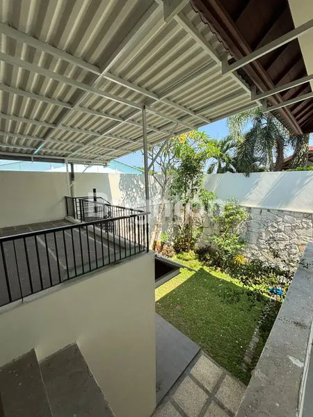 image RUMAH MEWAH LOKASI STRATEGIS DI DALAM KOMPLEKS PERUMAHAN CITRALAND SURABAYA BARAT SEMI FURNISHED KEAMANAN 24 JAM DEKAT GWALK, TELAGA (8)