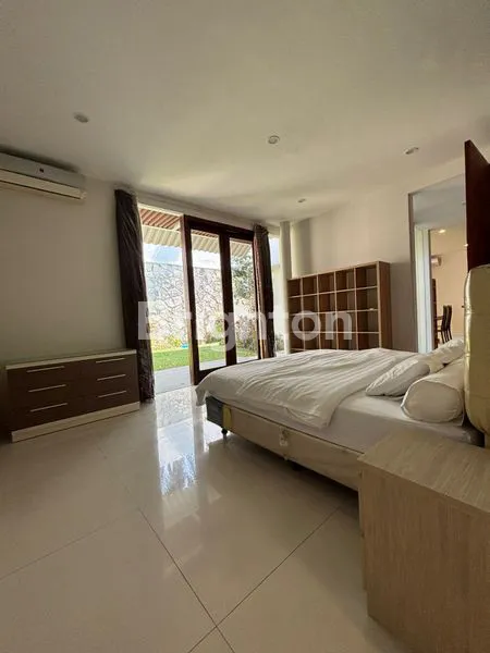 image RUMAH MEWAH LOKASI STRATEGIS DI DALAM KOMPLEKS PERUMAHAN CITRALAND SURABAYA BARAT SEMI FURNISHED KEAMANAN 24 JAM DEKAT GWALK, TELAGA (3)