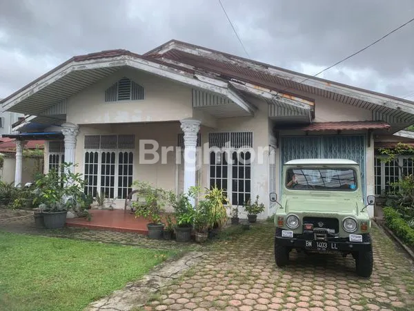 DIJUAL RUMAH HALAMAN ASRI DAN LUAS JL KEMUNING