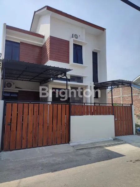 image DISEWAKAN RUMAH 2 LANTAI  PARE JAWA TIMUR (1)