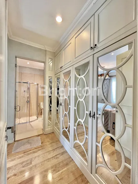 image TURUN HARGA BU, RUMAH CLASSIC MEWAH JEMURSARI REGENCY, LINGKUNGAN SANGAT PRIVATE DAN HOMEY, SELANGKAH DARI RAYA JEMURSARI, ONE GATE SYSTEM (2)