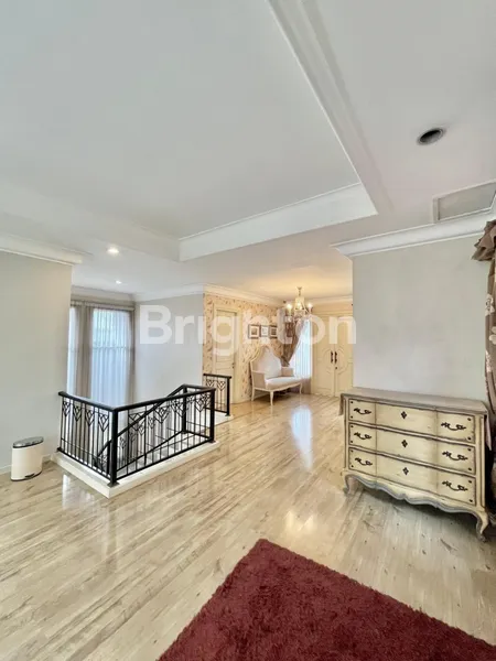 image TURUN HARGA BU, RUMAH CLASSIC MEWAH JEMURSARI REGENCY, LINGKUNGAN SANGAT PRIVATE DAN HOMEY, SELANGKAH DARI RAYA JEMURSARI, ONE GATE SYSTEM (5)