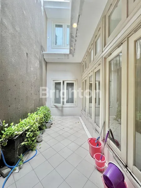 image TURUN HARGA BU, RUMAH CLASSIC MEWAH JEMURSARI REGENCY, LINGKUNGAN SANGAT PRIVATE DAN HOMEY, SELANGKAH DARI RAYA JEMURSARI, ONE GATE SYSTEM (7)