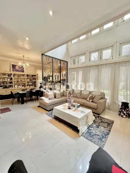 image TURUN HARGA BU, RUMAH CLASSIC MEWAH JEMURSARI REGENCY, LINGKUNGAN SANGAT PRIVATE DAN HOMEY, SELANGKAH DARI RAYA JEMURSARI, ONE GATE SYSTEM (8)