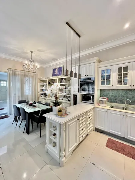 image TURUN HARGA BU, RUMAH CLASSIC MEWAH JEMURSARI REGENCY, LINGKUNGAN SANGAT PRIVATE DAN HOMEY, SELANGKAH DARI RAYA JEMURSARI, ONE GATE SYSTEM (1)